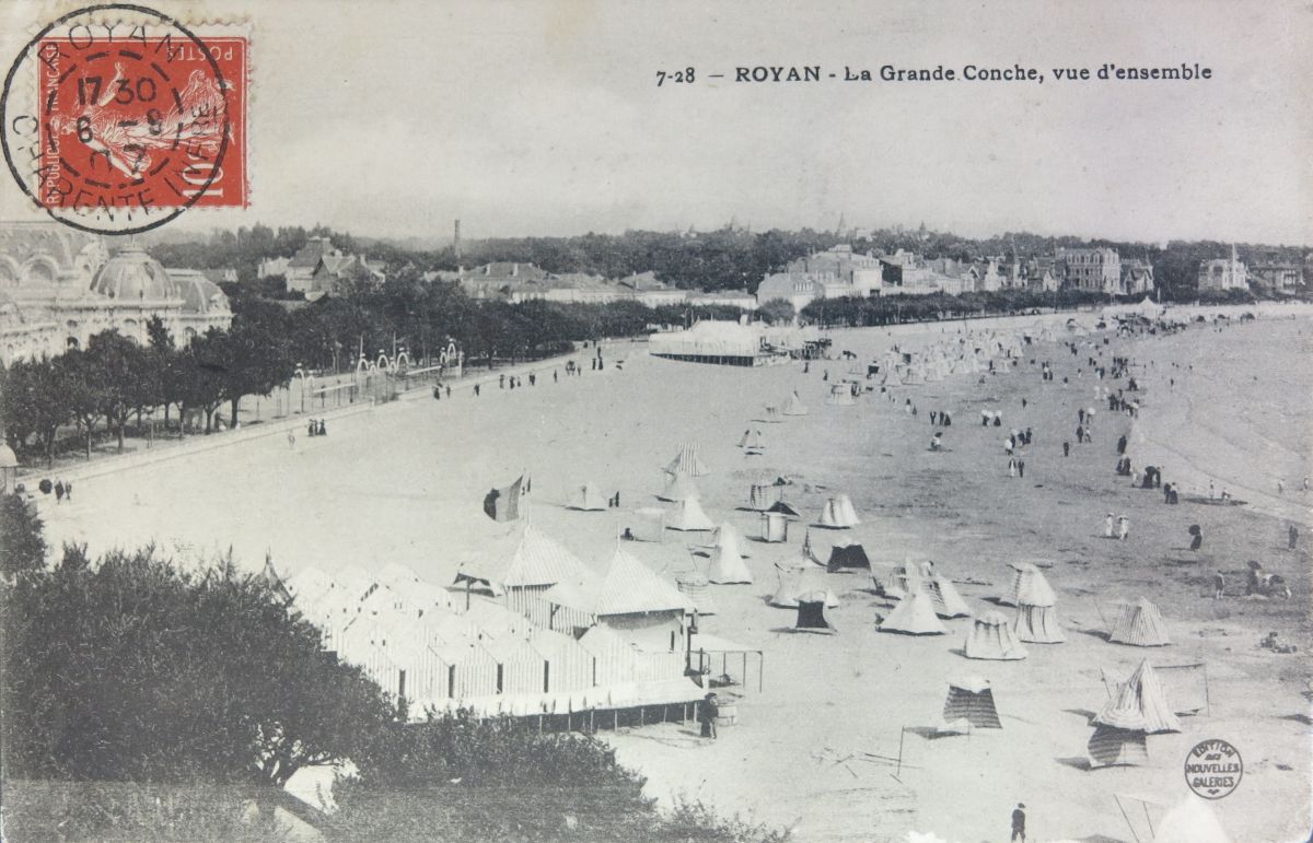 La plage de la Grande conche au niveau du grand casino, avec le début du boulevard Garnier à l'arrière-plan, vers 1900.