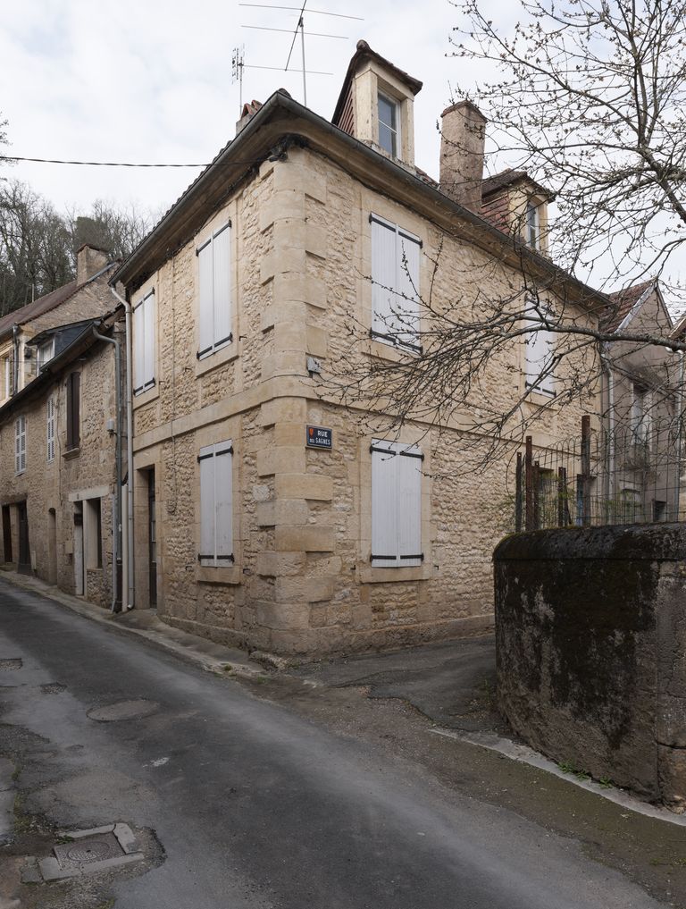 Maison du XIXe siècle de Montignac : angle adouci des deux façades avec cordons et corniches continus.