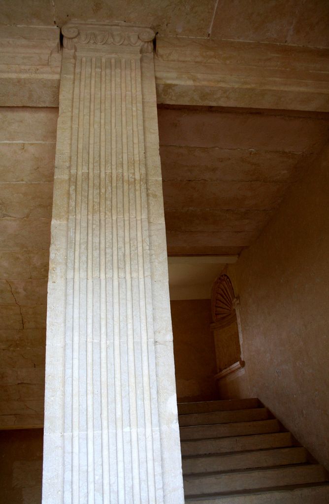 Grand corps de logis, aile sud : palier du premier étage ; mur noyau à pilastre ionique cannelé.
