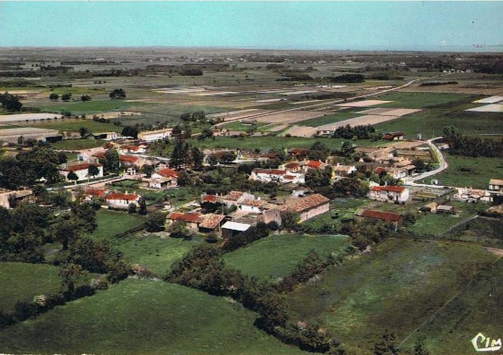 Carte postale (collection particulière), 2ème moitié du 20e siècle : vue aérienne d'une partie de la commune.