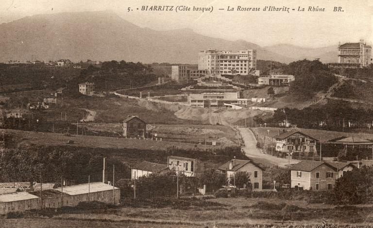 Vue du complexe hôtelier depuis Biarritz, carte postale du 2e quart du 20e siècle.