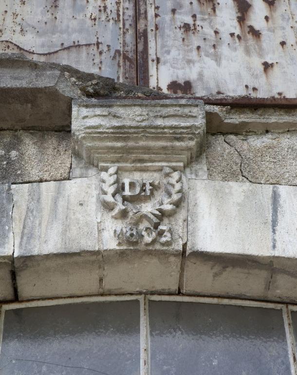 Détail du linteau d'une baie de l'usine hydraulique : monogramme D.F., date 1893.