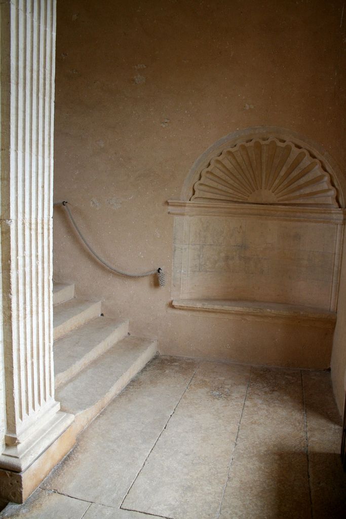 Grand corps de logis, aile sud : premier repos de l'escalier rampe sur rampe ; niche (un siège) meublée d'une coquille.
