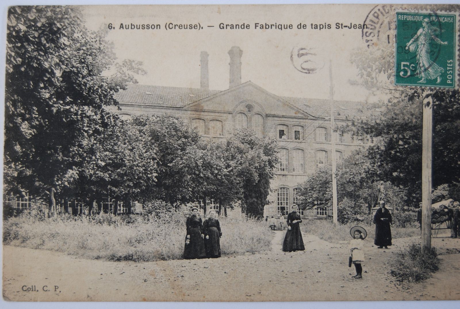 Carte postale de la manufacture Sallandrouze, au début du 20e siècle (AD 23) : l'entrée, du côté de la rue Saint-Jean, signalée par un grand fronton triangulaire