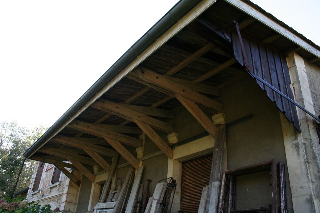Façade nord : détail de la toiture débordante du magasin de stockage.