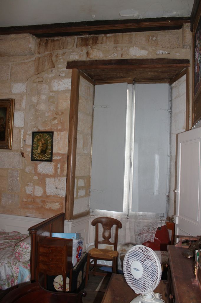 Vue d'une fenêtre murée au premier étage du corps de logis principal (mur gouttereau est).