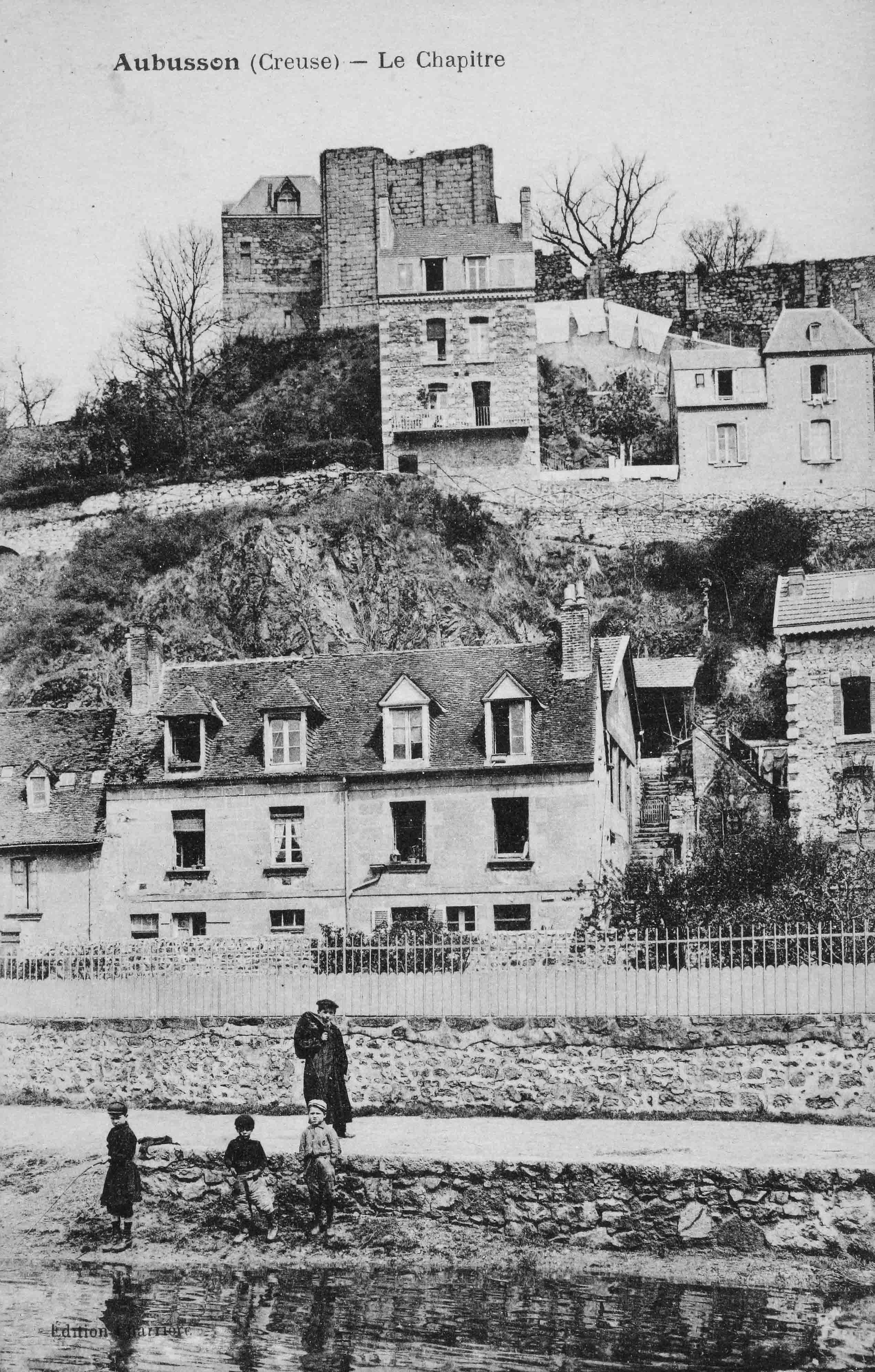 Carte postale représentant les ruines du Chapitre, dans le premier quart du 20e siècle, vues depuis la rive gauche de la Creuse (centre doc. M. de la Tapisserie). 