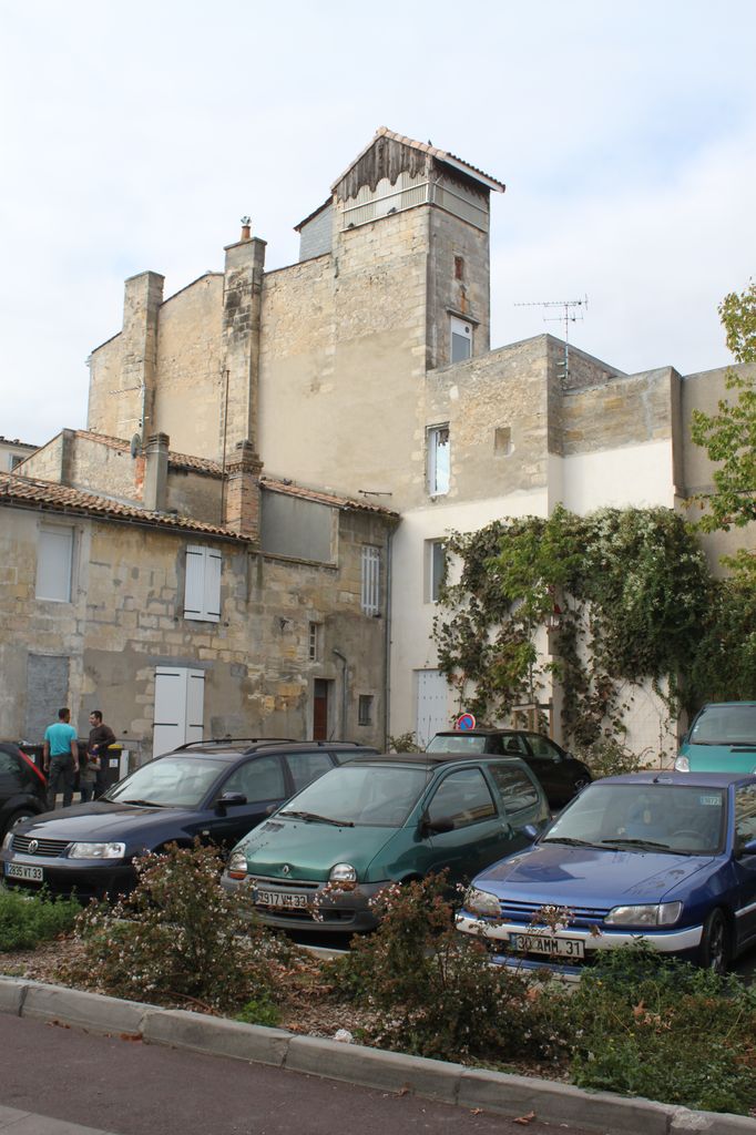 Place de la rue Pasteur avec façades postérieures des maisons de la rue Aristide-Briand.