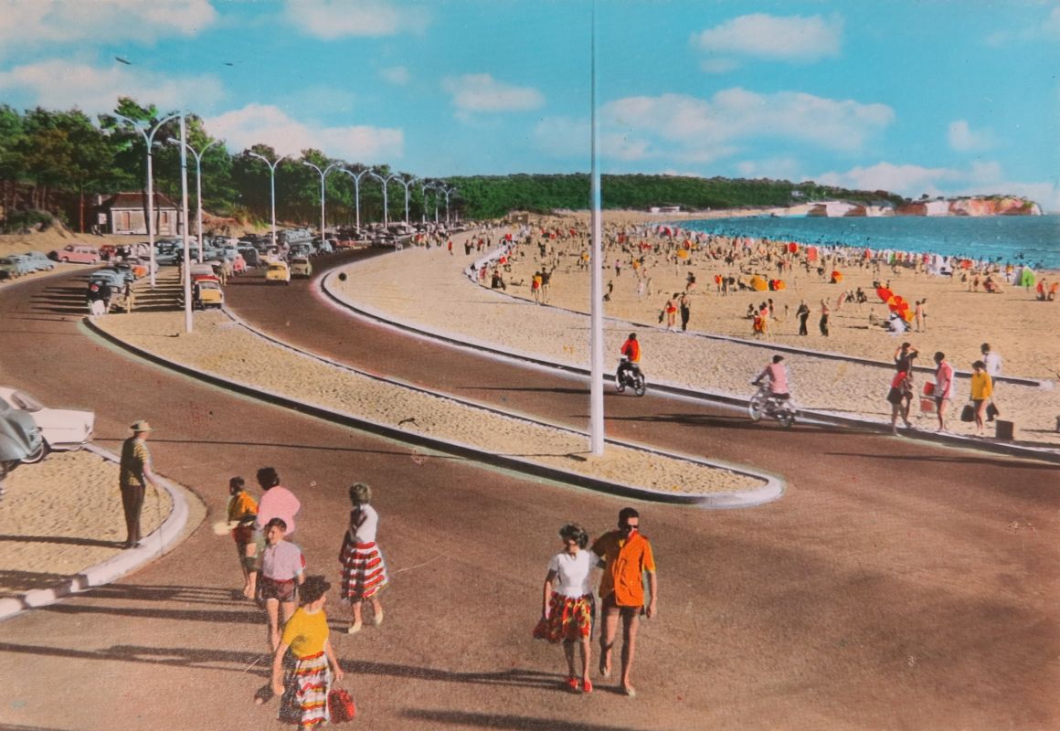 Le nouveau boulevard et la plage vers 1960, vers l'actuel Relais de la Côte de Beauté.