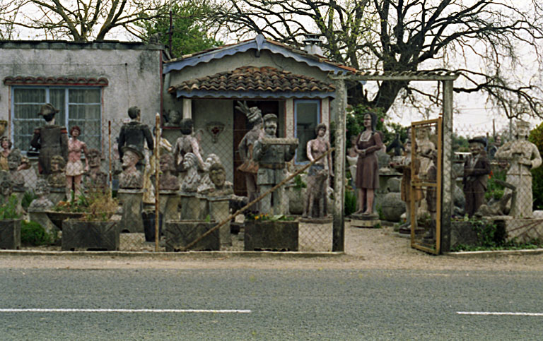 Jardin et façade de la maison photographiés en 1995 depuis la route.