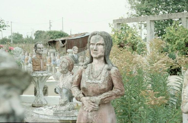 Statues et bustes situés à droite de la maison, photographiés en 2000.
