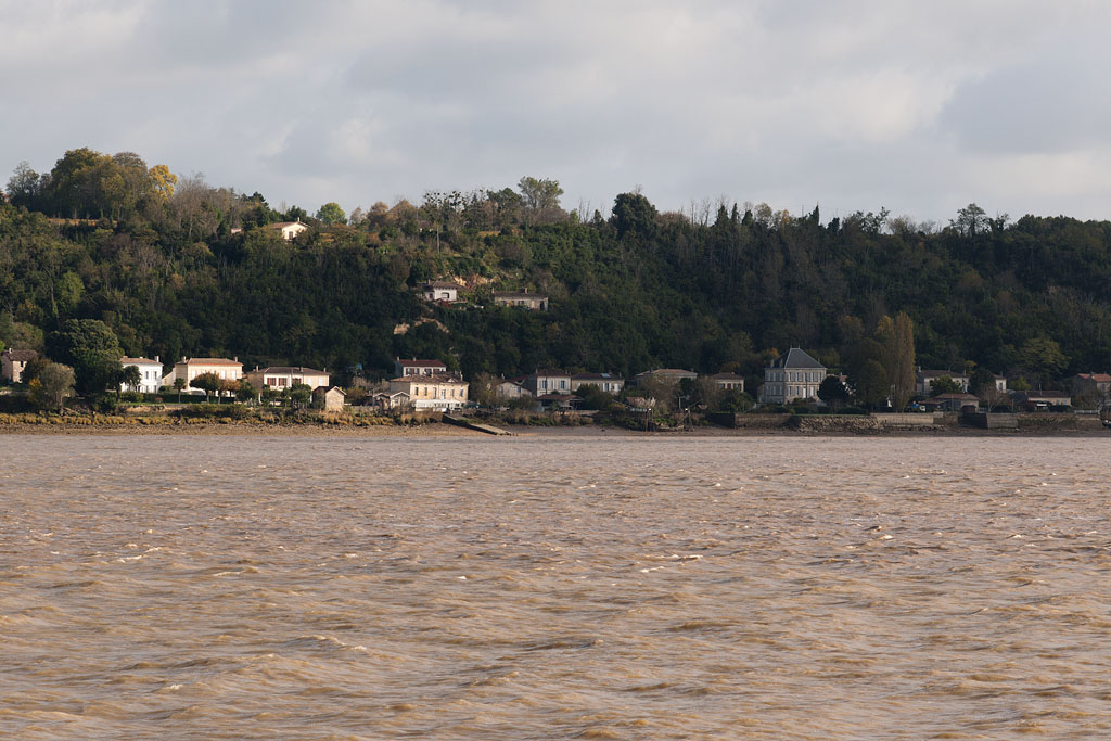 Vue de la corniche de Gauriac (Le Rigalet), depuis l'île du Nord.
