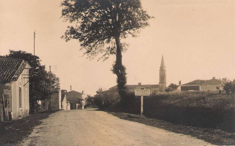 L'entrée nord du bourg, carte postale vers le milieu du 20e siècle.
