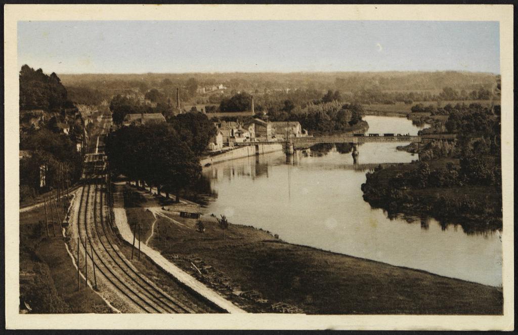Vue générale prise du nord avec la voie de chemin de fer, la Charente et le pont mobile, vers 1935.