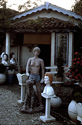 Statue et bustes situés devant l'entrée de la maison, photographiés en 1977.