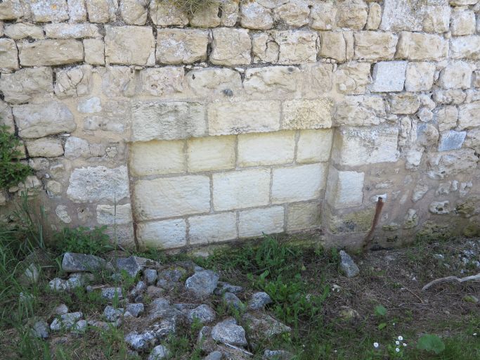 Ancienne ouverture murée, au pied du mur nord.