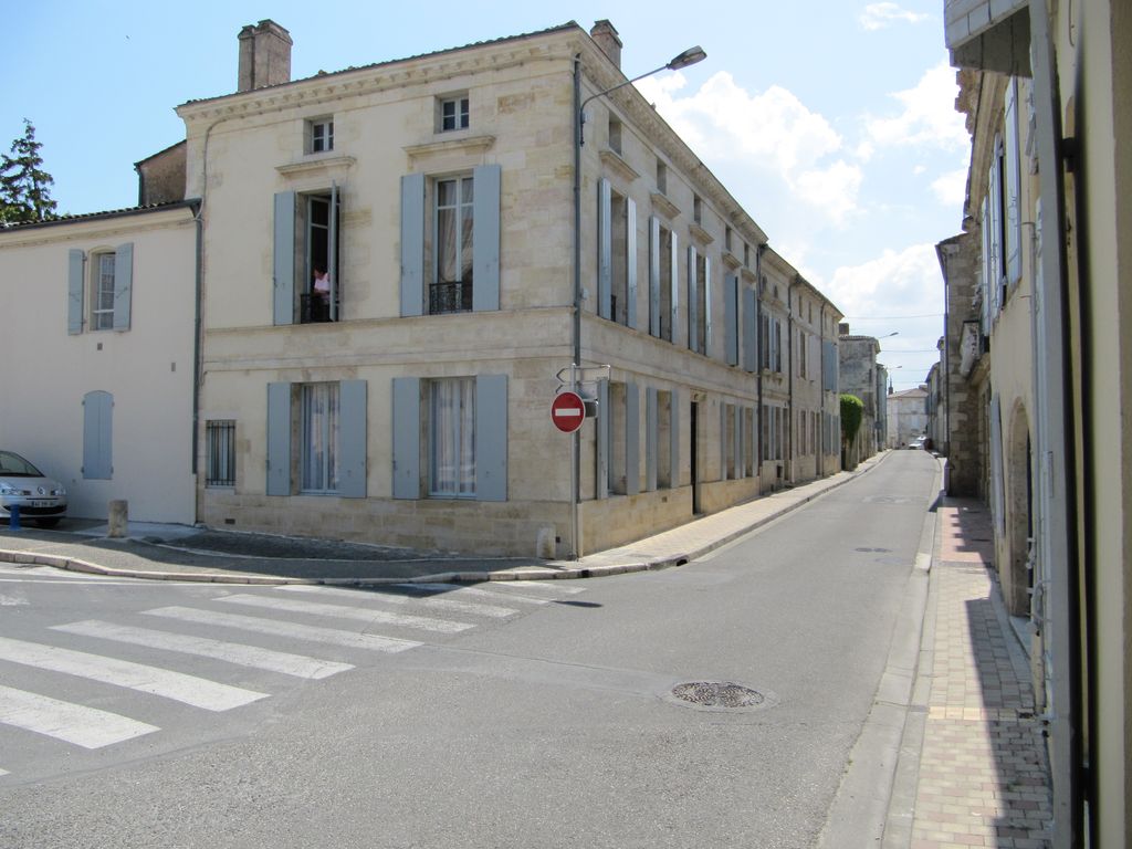 Vue de la rue Saint-Romain depuis l'angle de l'avenue Paul-Tardy.
