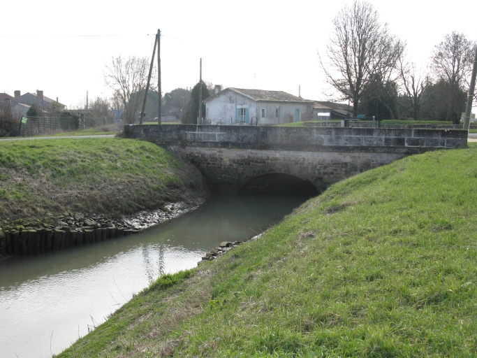 Le pont au-dessus du canal de la Comtesse, en amont de la porte.