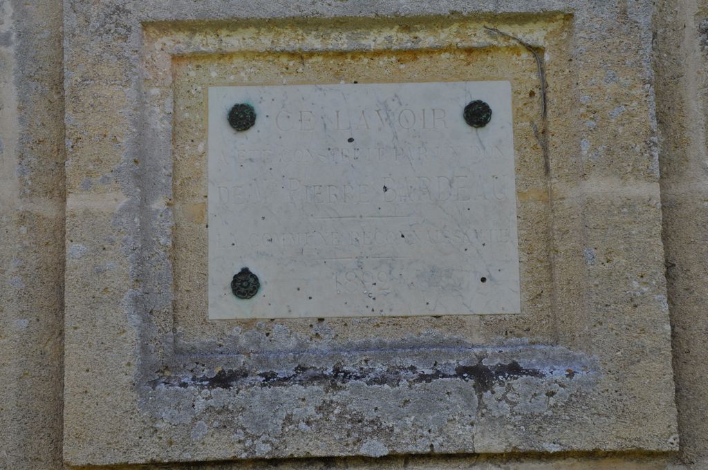 Façade sud-est, plaque de marbre portant dédicace et date : 1892.
