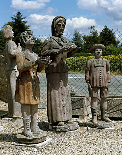 Trois statues situées à la sortie du jardin.