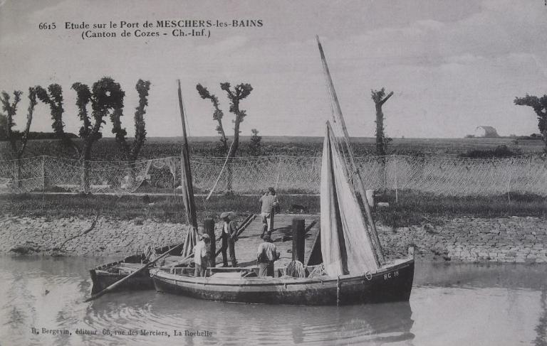 Filets de pêche mis à sécher sur la rive droite du port, vers 1900.