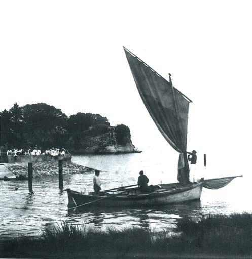 Départ pour la pêche à l'esturgeon, l'estuaire au pied du château et du port, vers 1950.