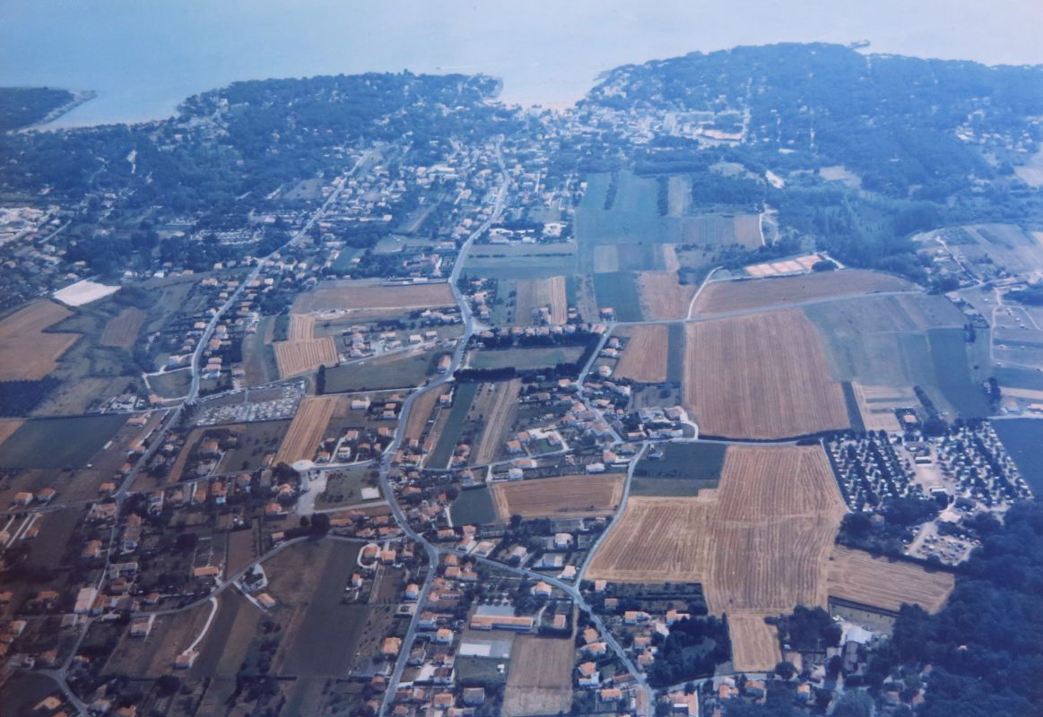Vue aérienne entre Courlay et le Bureau vers 1980.