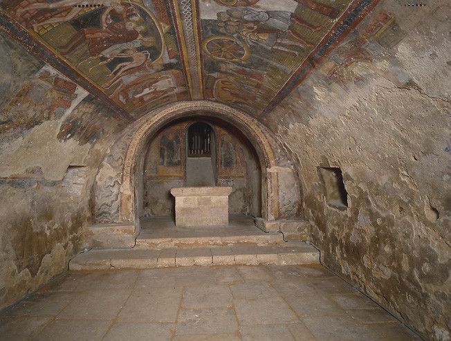 Crypte vue de l'entrée vers l'autel.