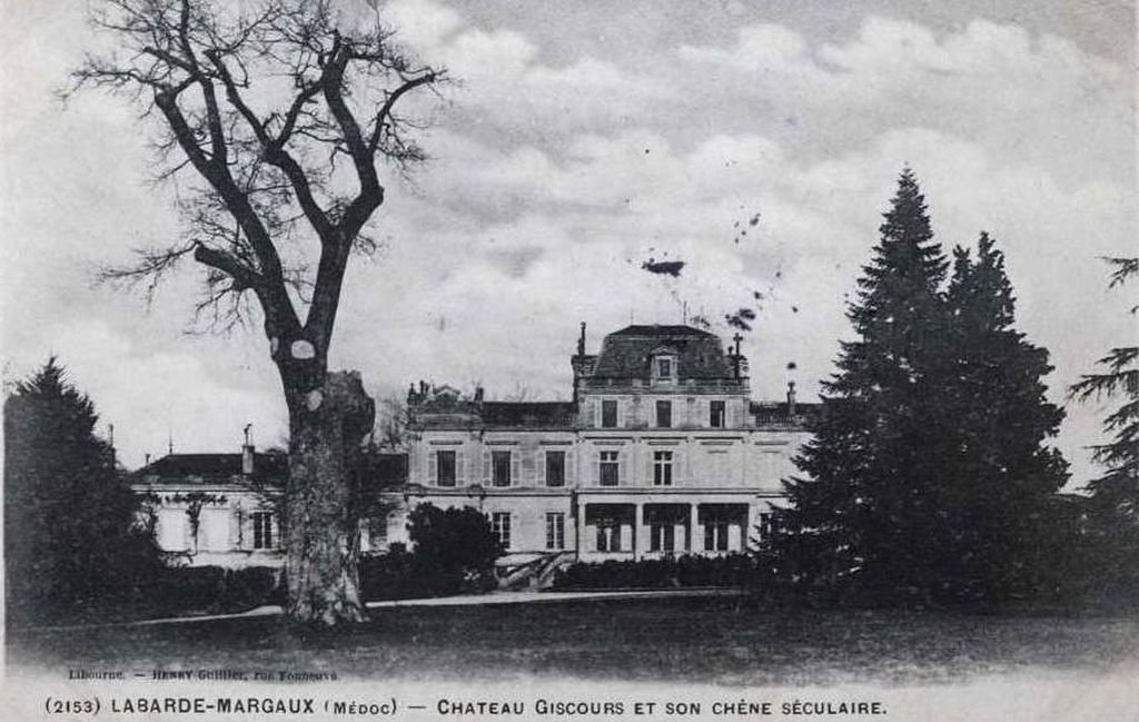 Carte postale (collection particulière), 1ère moitié du 20e siècle : Château Giscours et son chêne séculaire.