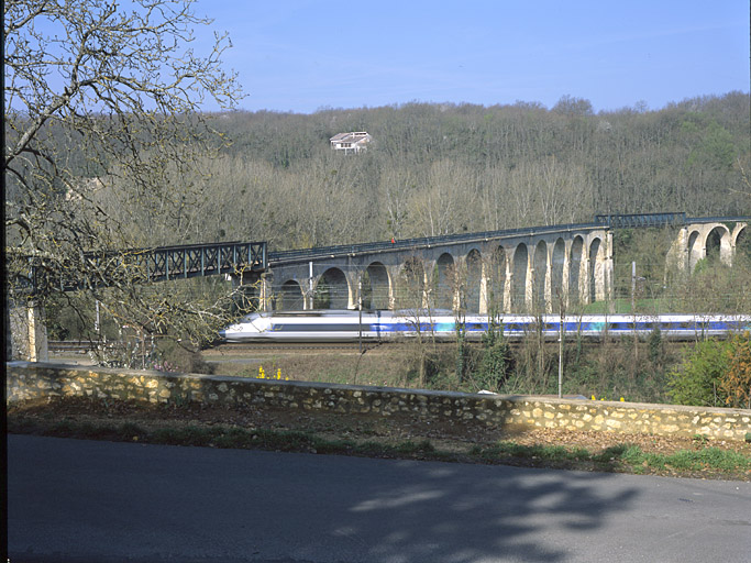 Ligne du tramway départemental de Poitiers à Saint-Martin-l'Ars, viaduc à Saint-Benoît et TGV sur la ligne Paris-Bordeaux.