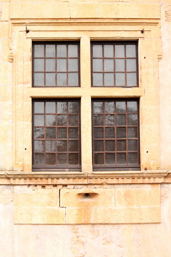 Grand corps de logis, aile sud, élévation côté jardin (sud) : fenêtre du rez-de-chaussée éclairant la pièce voûtée.