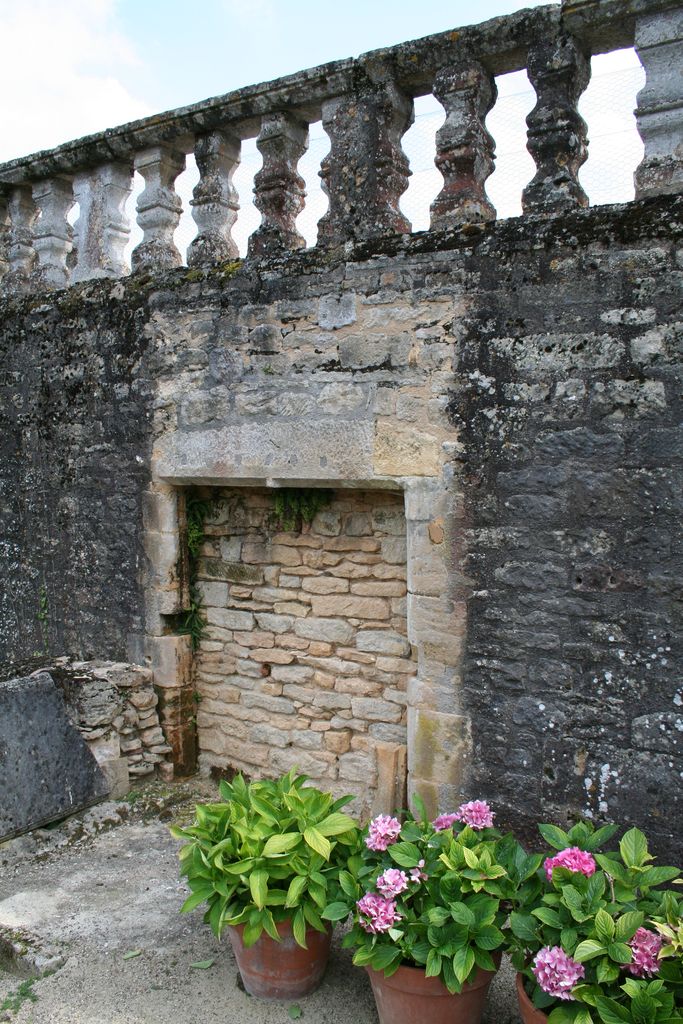 Détail au nord du mur de soutènement de la grande terrasse du château : ancienne fenêtre (croisée) en place dans la maçonnerie.