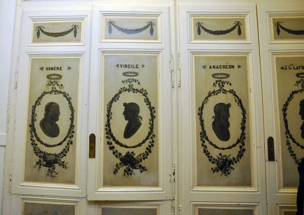 Aile 19e siècle : placards avec décor peint.