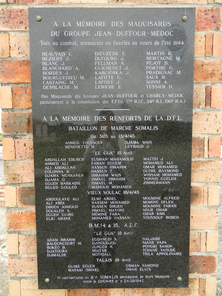 Monument commémoratif de la libération de la Pointe de Grave, 1944-1945 : plaque à la mémoire des Maquisards du groupe Jean-Duffour-Médoc et des renforts de la D.F.L., bataillon de marche Somalis.