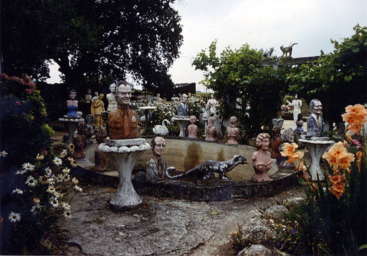 Photographie de 1991 sur laquelle figure la statue (au fond à gauche).