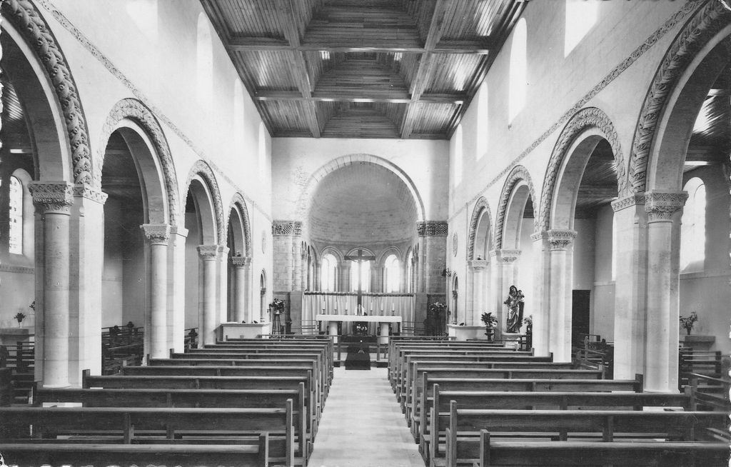 Carte postale (collection particulière) : vue intérieure de l'église, 3e quart 20e siècle.