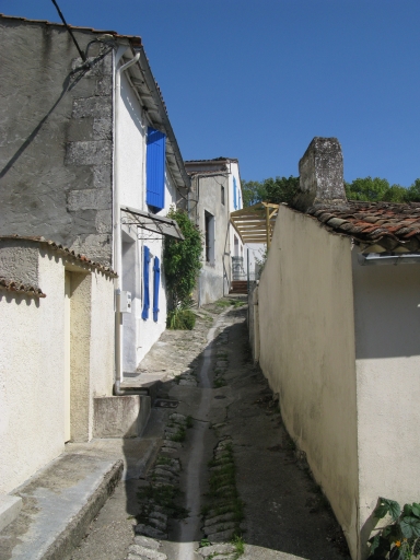 La partie haute de la rue des Sternes, sur le haut du hameau.