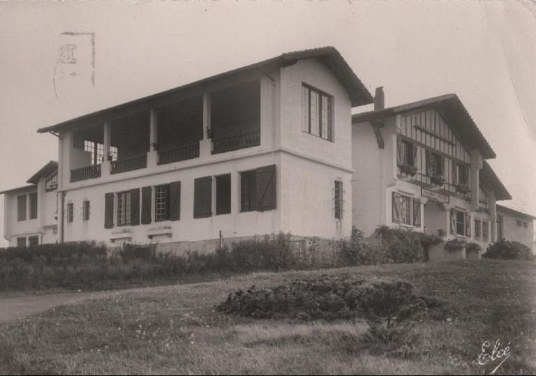 Vue de la façade principale et du lazaret, 3e quart du 20e siècle.