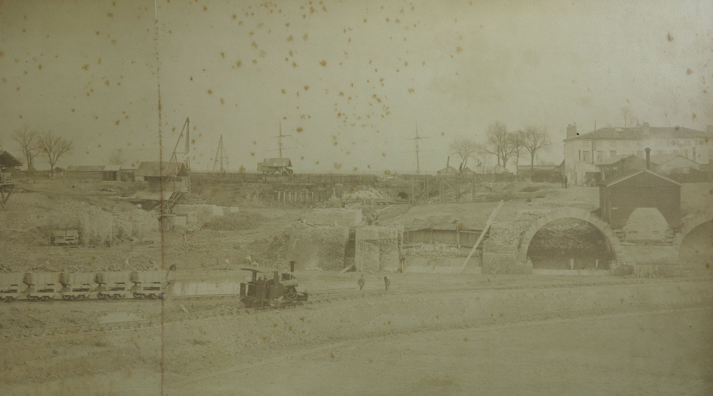 Construction du bassin : vue des quais et de la ville et t^te amont de l'écluse, le 10 avril 1885.