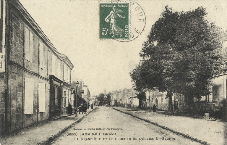 Carte postale (collection particulière), 1ère moitié 20e siècle : La Grand'rue et le clocher de l'Eglise St-Seurin.
