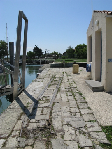 Vestiges de rails près de la porte du bassin, rive droite.