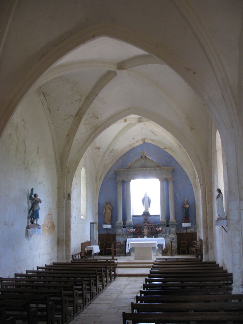 L'intérieur de l'église vue vers le choeur.