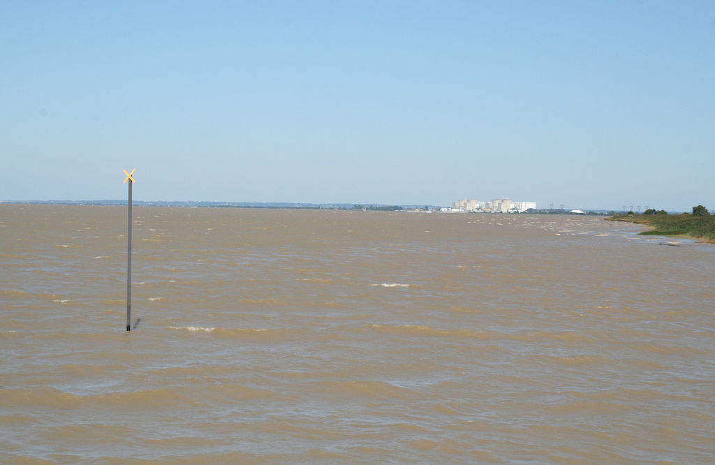 Vue du site de la centrale nucléaire depuis l'embarcadère de Patiras.