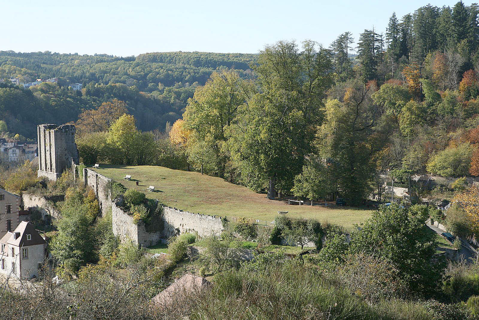 Vue générale du site du Chapitre, depuis la colline du Marchedieu. 