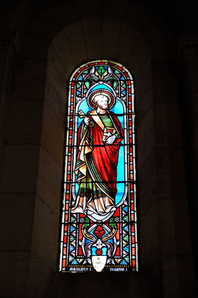 Chœur : vitrail représentant saint Pierre.