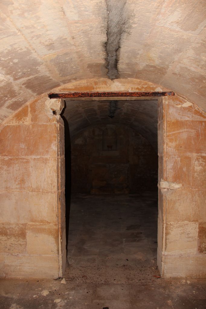 Sous-sol : partie antérieure du caveau funéraire.