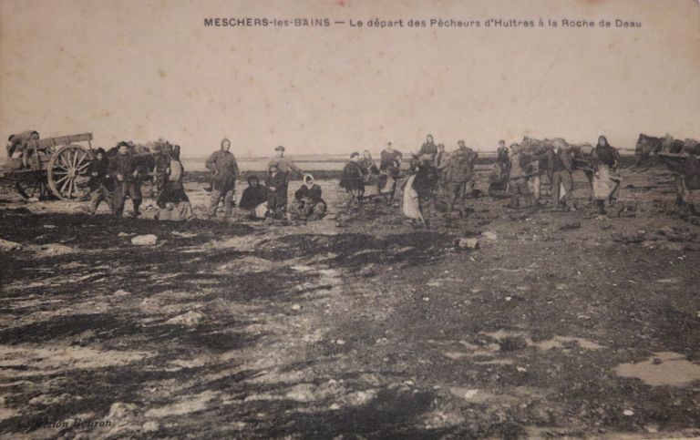 Le départ des pêcheurs d'huîtres à la Roche de Deau, carte postale vers 1900.