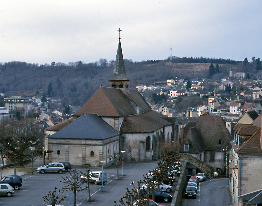 Vue générale de l'église Sainte-Croix depuis la colline du Chapitre.