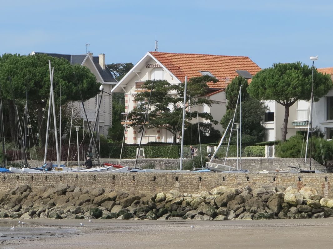 Bateaux et villas sur le front de mer.