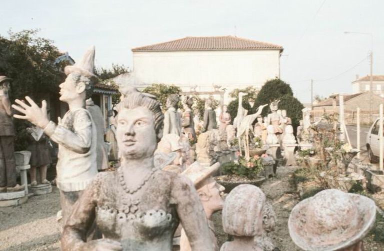 Statues et bustes situés devant la maison, photographiés en 1991.